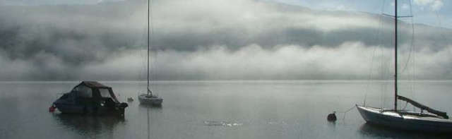 El lago con las colinas asomando al fondo